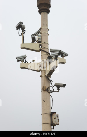 Una lampada posta coperta con molte telecamere di sicurezza indicato in ogni direzione attaccato ad esso la visione di Piazza Tian'anmen, Pechino. Foto Stock