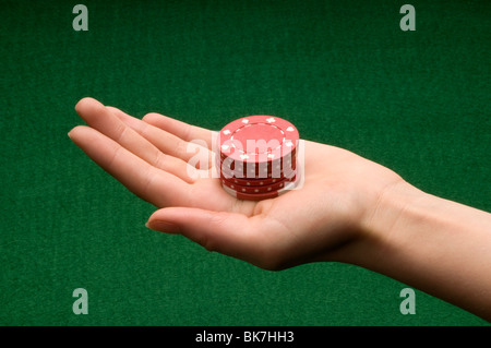 Mano che tiene il dispositivo di gioco d'azzardo Foto Stock