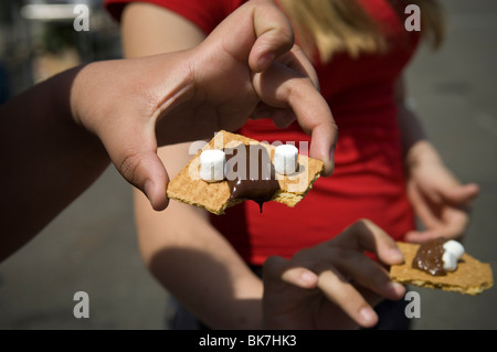 Gli studenti cook s'more in Scatola pizza forni solari Foto Stock