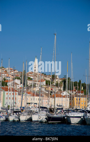 Le barche nel porto di Mali Losinj sull isola di Losinj nel Quarnaro, Croazia, Adriatico, Europa Foto Stock