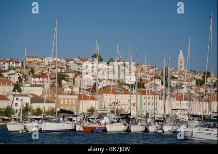 Le barche nel porto di Mali Losinj sull isola di Losinj nel Quarnaro, Croazia, Adriatico, Europa Foto Stock