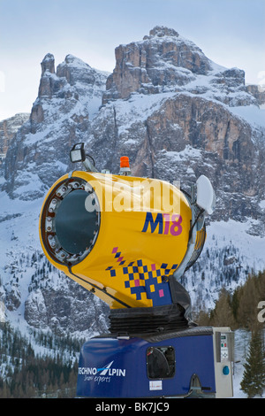 Cannone di neve sulle piste da sci di Colfosco in Sella Ronda ski area, Val Gardena, Dolomiti, Alto Adige, Italia Foto Stock