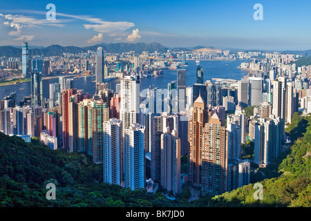 Skyline della città e del porto di Victoria visto dal Victoria Peak, Hong Kong, Cina, Asia Foto Stock