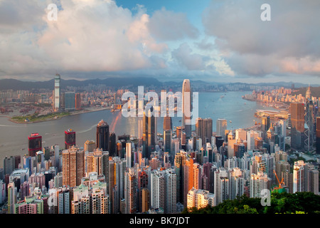 Skyline della città e del porto di Victoria visto dal Victoria Peak, Hong Kong, Cina, Asia Foto Stock