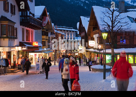 Strada principale in inverno, St. Anton am Arlberg, Tirolo, Austria, Europa Foto Stock