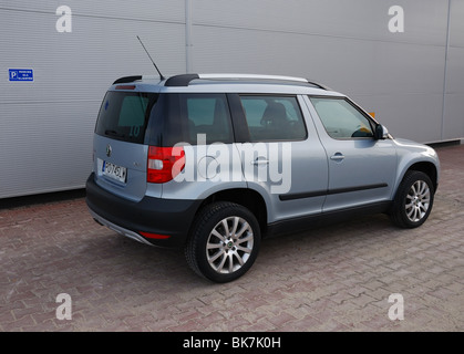 Skoda Yeti TDI 2.0 4x4 - 2009 - aqua luce blu metallizzato - cinque porte (5D) - Popolare ceca SUV compatto - su uno spazio di parcheggio Foto Stock