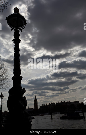 Il Tamigi con il Big Ben a distanza in un giorno nuvoloso Foto Stock