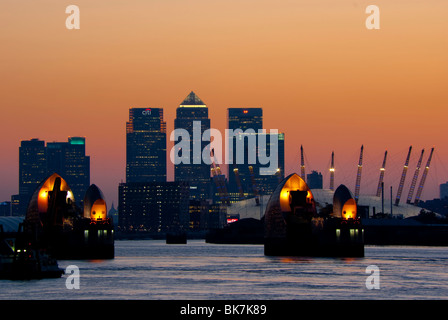 Thames Barrier, O2 Arena, Canary Wharf, London, England, Regno Unito, Europa Foto Stock