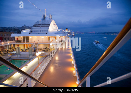 Vista serale della nave da crociera al di ancoraggio in Istanbul con vista lo stretto del Bosforo. Foto Stock