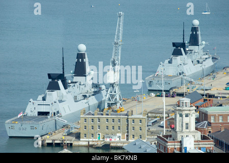 HMS audace (sinistra) e HMS intrepida (destro) nel dock presso il porto di Portsmouth Foto Stock