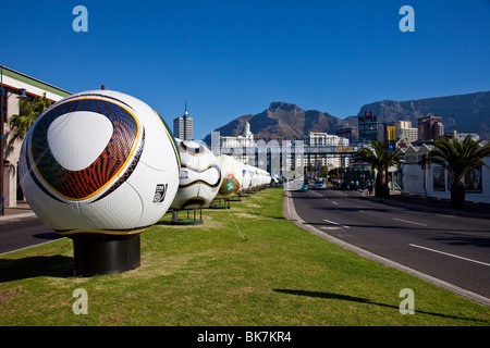 Palloni giganti lungo una strada di Città del Capo in Sud Africa