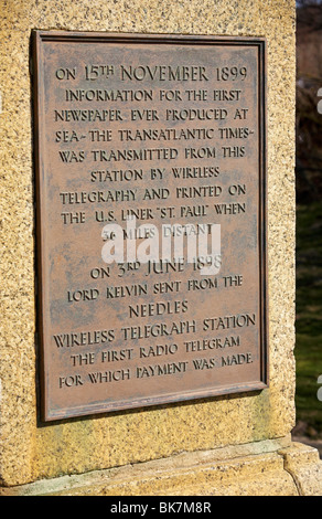 Monumento Marconi che mostra l'iscrizione sulla telegrafia wireless a Alum Bay, Isle of Wight, Hampshire UK Foto Stock