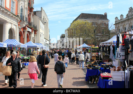 Giorno di mercato Ipswich Town Center shopping capoluogo di contea di Suffolk East Anglia England Foto Stock