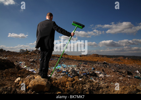 Imprenditore presso British discarica Foto Stock