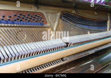 Stringhe e martelli di un vecchio pianoforte Foto Stock