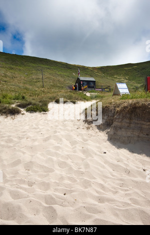 Un di legno bagnini capanna che si affaccia Sennen Cove, Cornwall, Regno Unito Foto Stock