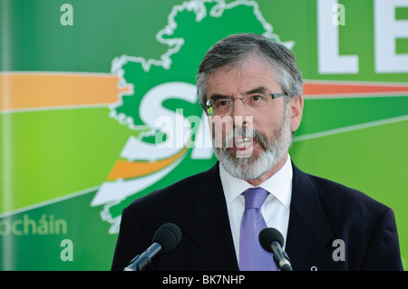 Gerry Adams, presidente del Sinn Fein, in occasione del lancio del 2010 General manifesto elettorale Foto Stock