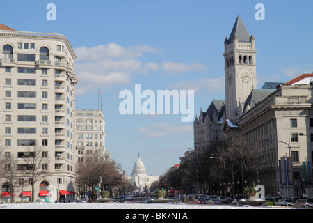 Washington DC, Pennsylvania Avenue, Old Post Office Pavilion, torre dell'orologio, edificio del Campidoglio degli Stati Uniti, vista a livello della strada, traffico, DC100218087 Foto Stock