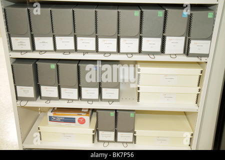 Washington DC,14th Street NW,National Press Club,National Journalism Library,archivista,archivi,scatole,dischi,conservazione,catalogo,DC100218076 Foto Stock