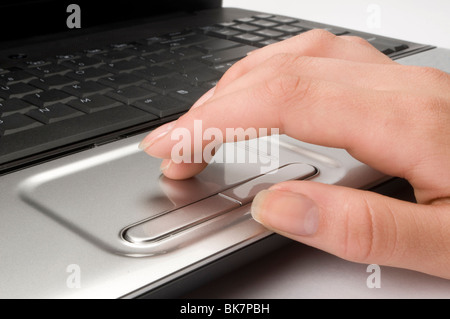 Mano sulla tastiera del computer Foto Stock