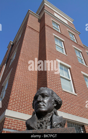 Washington DC, 23rd Street NW, The George Washington University, istruzione superiore, bronzo, busto, statua, testa, campus, mattoni rossi, edificio, somiglianza, DC100220008 Foto Stock