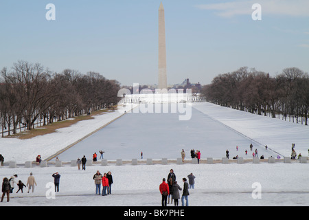 Washington DC, West Potomac Park, National Mall & Memorial Parks, The Reflecting Pool, Washington Monument, storia, congelato, ghiaccio, neve, gruppi, DC100220013 Foto Stock