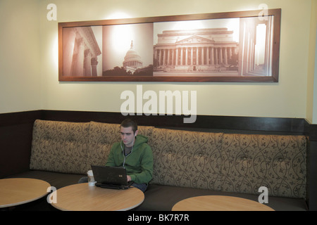 Washington DC Washingto,D.C.,Pennsylvania Avenue NW,cafe,Starbucks,catena,caffetteria,tavolo,cliente,arredamento ristorante,interior design,tema locale,adulti Foto Stock