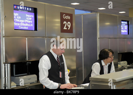 Virginia Arlington,Ronald Reagan Washington National Airport,DCA,United Airlines,imbarco gate,partenza,assistente,lavoro,server emplo dipendente Foto Stock