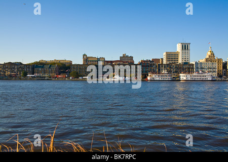 Skyline del centro di Savannah, Georgia, seduto sul Fiume Savannah Foto Stock