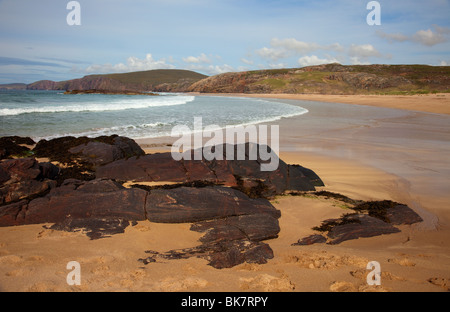 Sandwood Bay di Sutherland, sull'estremo nord-ovest della costa della Scozia, Regno Unito Foto Stock