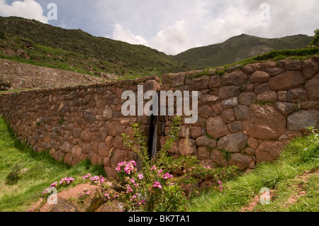 Tipon che era parte di un royal hacienda appartenenti alla Inca Yahuar Huaca situato vicino a Cusco, Perù Foto Stock