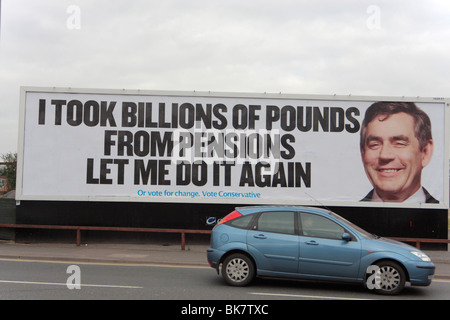Guida auto passato Tory poster con Gordon Brown 2010 elezioni generali britanniche Foto Stock