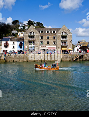 Una barca a vela fino al fiume Looe in Cornovaglia. Foto di Gordon Scammell Foto Stock