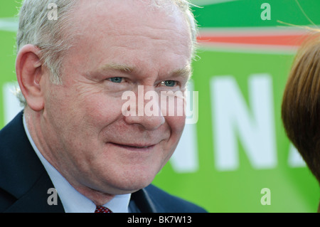 Martin McGuinness, vice primo ministro dell'Irlanda del Nord, al lancio del Sinn Fein Elezione del manifesto 2010 Foto Stock