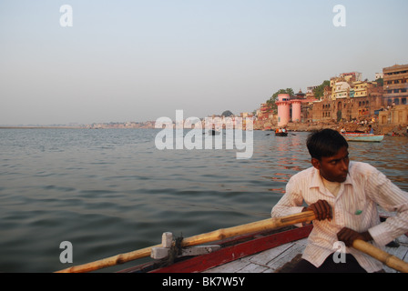 Boatman canottaggio sul fiume sacro Gange a Varanasi Foto Stock