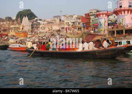 India Varanasi ghats sulle rive del Gange Foto Stock