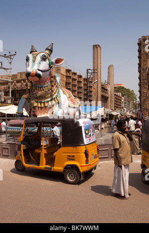 India, nello Stato del Tamil Nadu, Madurai, Nandi (Shiva's bull) statua sulla rotatoria Foto Stock