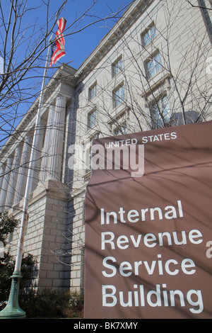 Washington DC,Federal Triangle,Pennsylvania Avenue Historic District,Internal Revenue Service,IRS,edificio di uffici governativi,tasse,segno,bandiera palo, Foto Stock