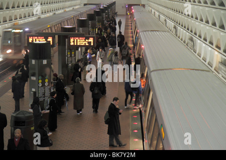 Washington DC,Gallery Place Metro Station system,treno,piattaforma,passeggeri passeggeri motociclisti,pendolari,pendolari,imbarco,uomo uomo maschio,donna female Foto Stock