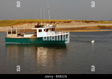 La pesca in barca ormeggiata al tramonto in ingresso Foto Stock