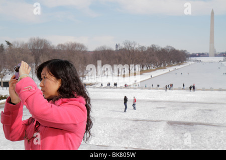 Washington DC DC, West Potomac Park, National Mall e Memorial Parks, The Reflecting Pool, vista del Washington Monument, storia, Frozen, Ice, sno Foto Stock