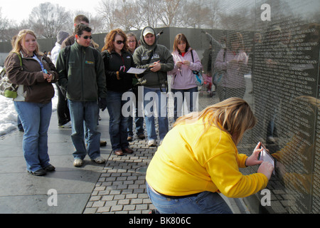 Washington DC, National Mall & Memorial Parks, Vietnam Veterans Memorial Wall, Vietnam War, monumento, l'architetto Maya Lin. Matita strofinare, ucciso soldato, nam Foto Stock