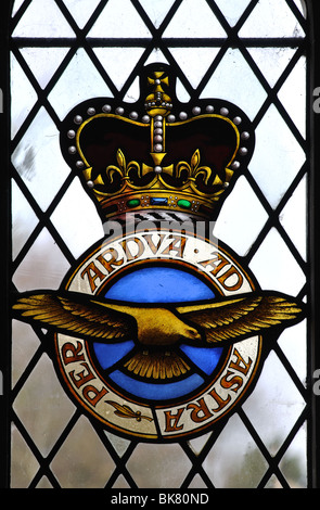 Royal Air Force il badge in vetro colorato nella chiesa di S. Maria, Edith Weston, Rutland, England, Regno Unito Foto Stock