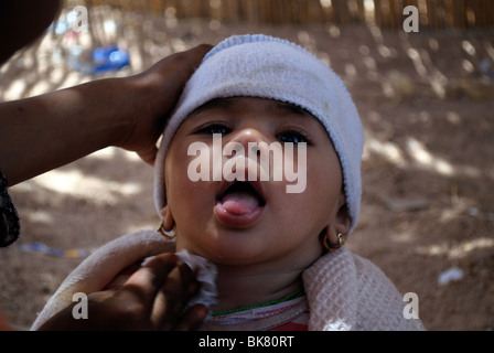 Ritratto di bambini in un villaggio beduino nel Deserto Deserto vicino a Hurghada Wüstentour Hurghada, Egitto Foto Stock