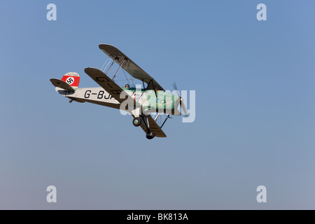 CASA (Bucker) 1-131E SERIE 1000 Jungmann G-BJAL in volo a Beighton Airfield Foto Stock