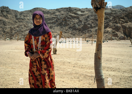 Ritratto di ragazza adolescente in un villaggio beduino nel Deserto Deserto vicino a Hurghada Wüstentour Hurghada, Egitto Foto Stock