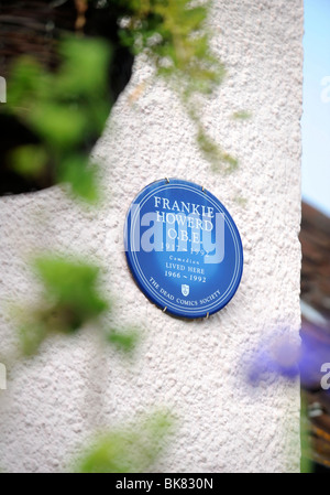 Un tributo sulla parete del bilico Down House nel villaggio di croce, Somerset - ex casa del tardo Frankie Howerd Foto Stock