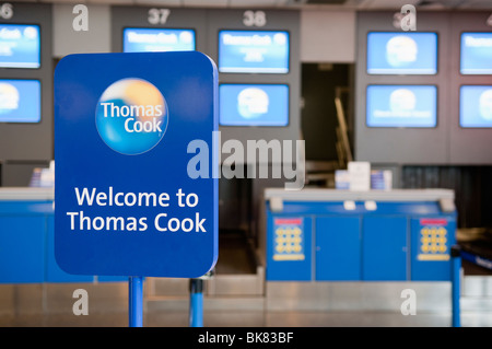 Segno "benvenuto a Thomas Cook' all'aeroporto di banchi di check-in Foto Stock