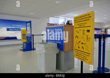 Segni di approccio ai controlli di sicurezza in aeroporto, avviso ai passeggeri circa gli articoli proibiti. Foto Stock