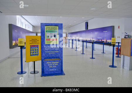 Segni di approccio ai controlli di sicurezza in aeroporto, avviso ai passeggeri circa gli articoli proibiti. Foto Stock